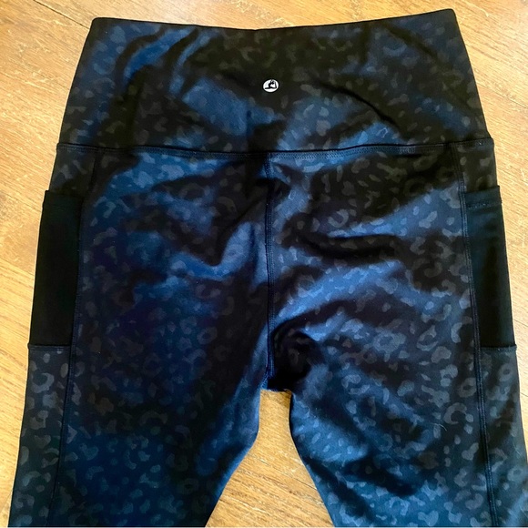 Leg End active wear black leopard leggings with pockets - Picture 11 of 11